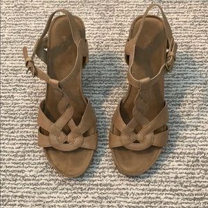 A2 Aerosoles tan wedge sandals
